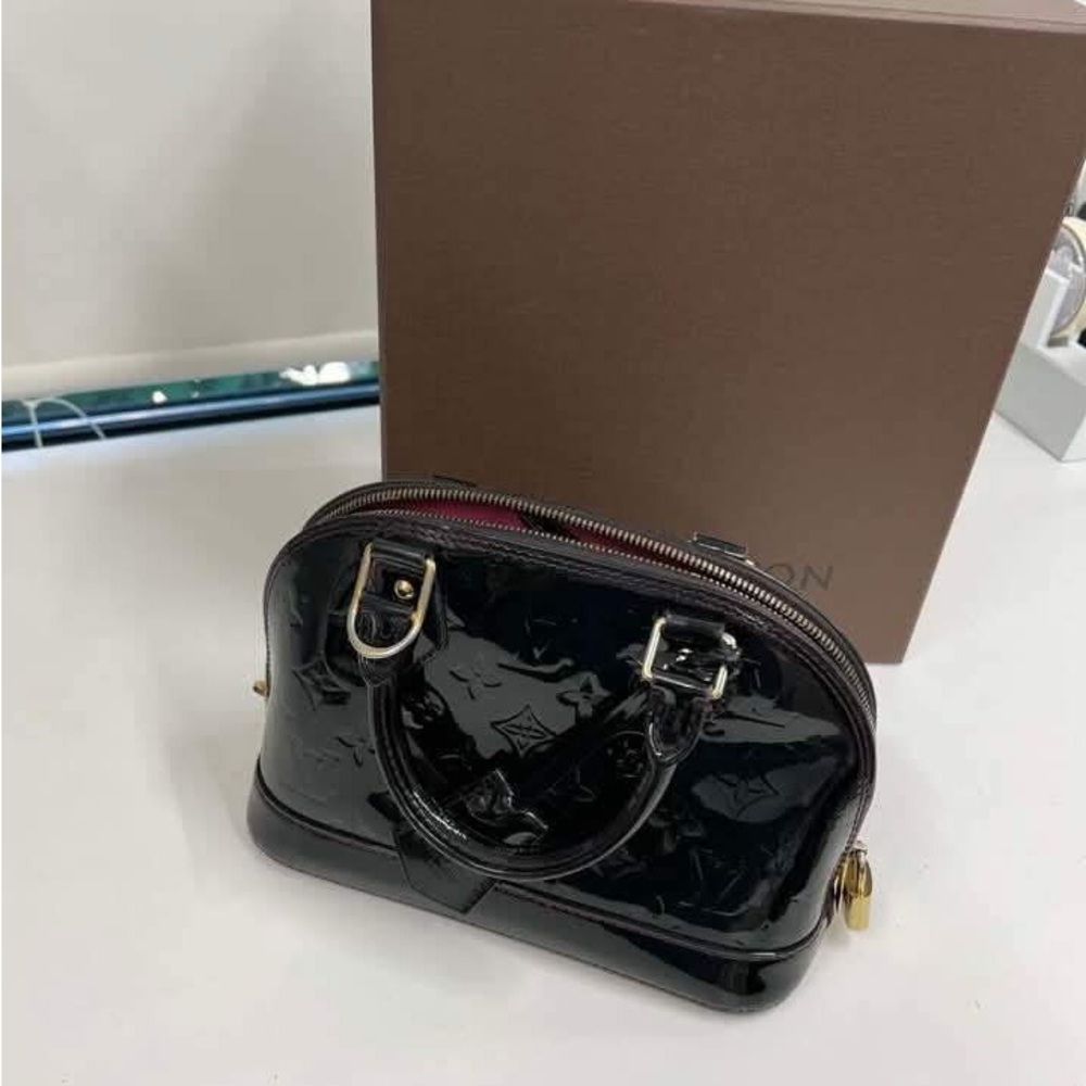 LOUIS VUITTON 
Vernis Alma BB Black